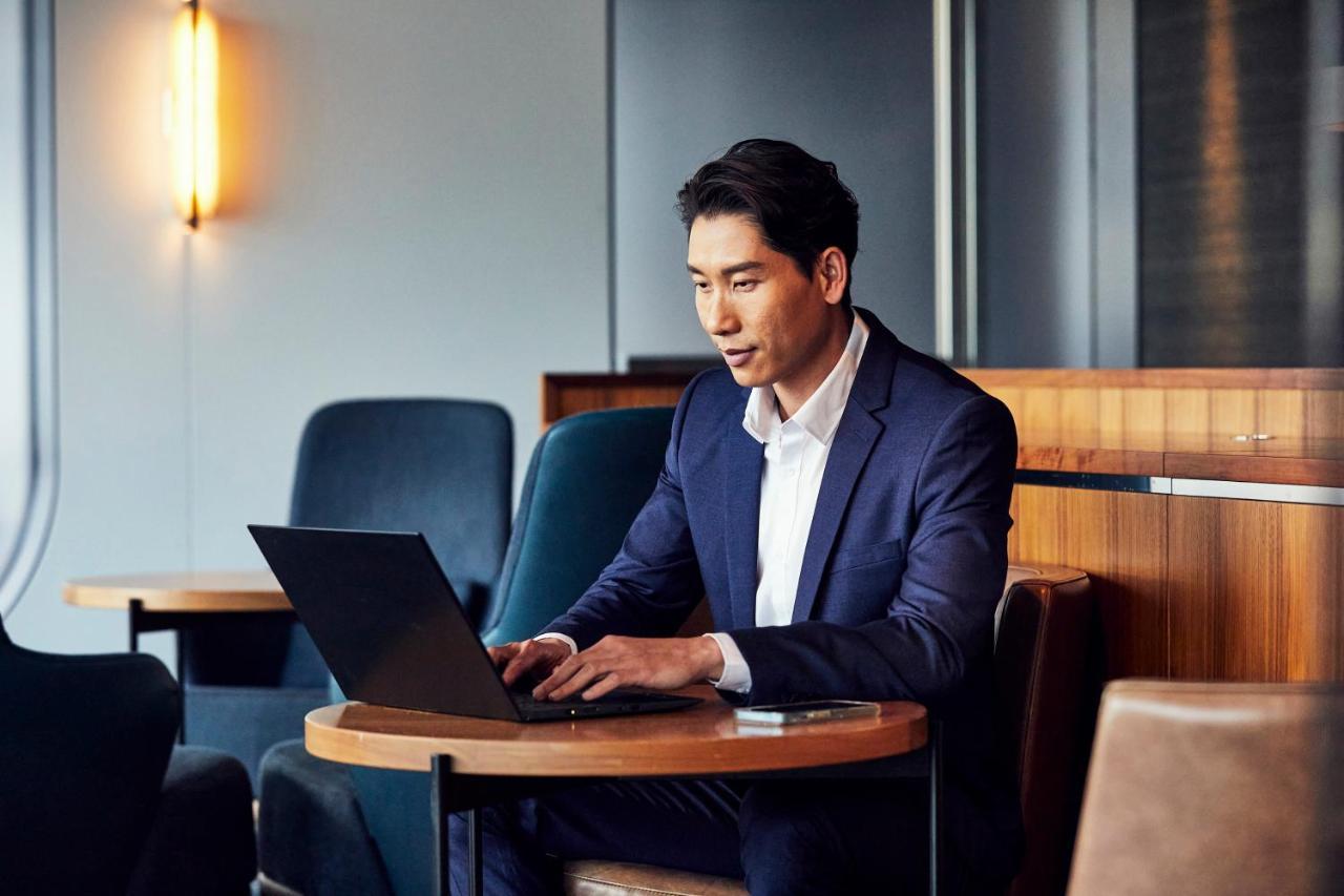 Hotel Hyatt Regency Sydney Esterno foto A man working on a laptop