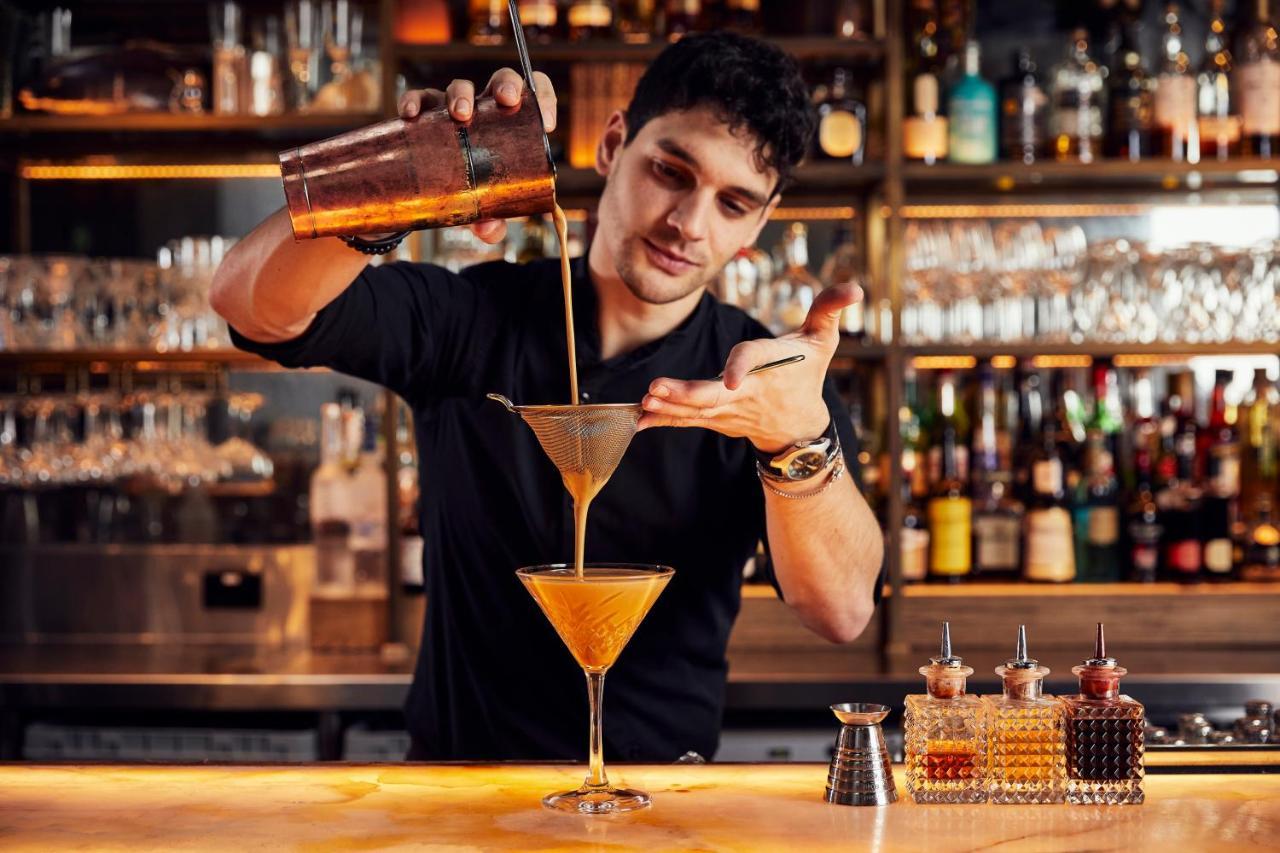 Hotel Hyatt Regency Sydney Esterno foto A bartender pouring a cocktail