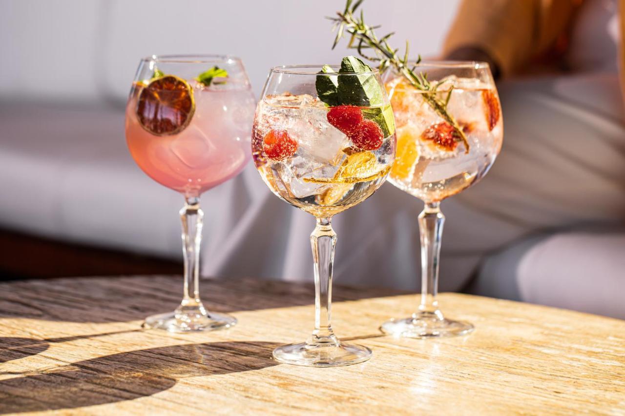 Hotel Hyatt Regency Sydney Esterno foto G&T served with garnishes