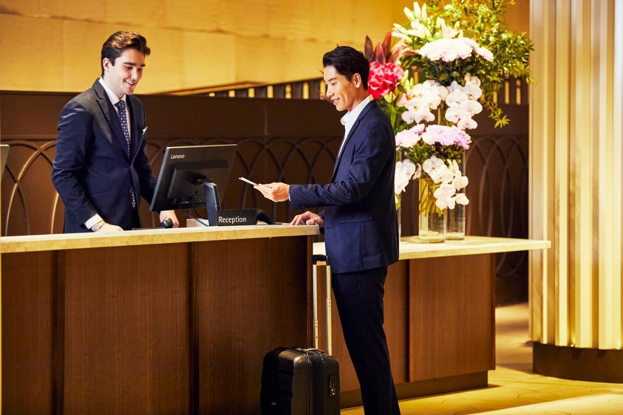 Hotel Hyatt Regency Sydney Esterno foto A guest checking in at the front desk of a hotel