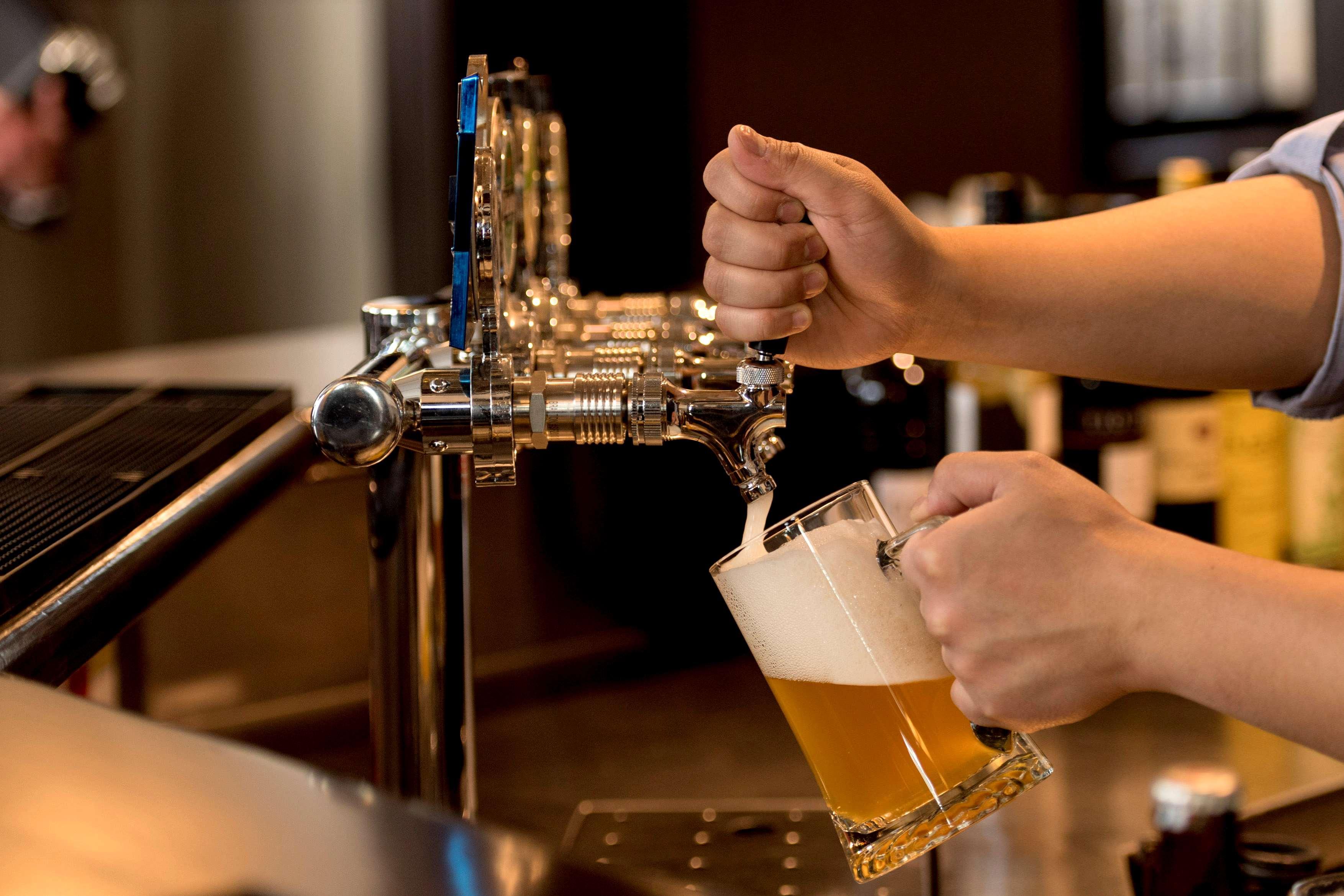 Hotel Hyatt Regency Sydney Esterno foto Beer being poured from a tap