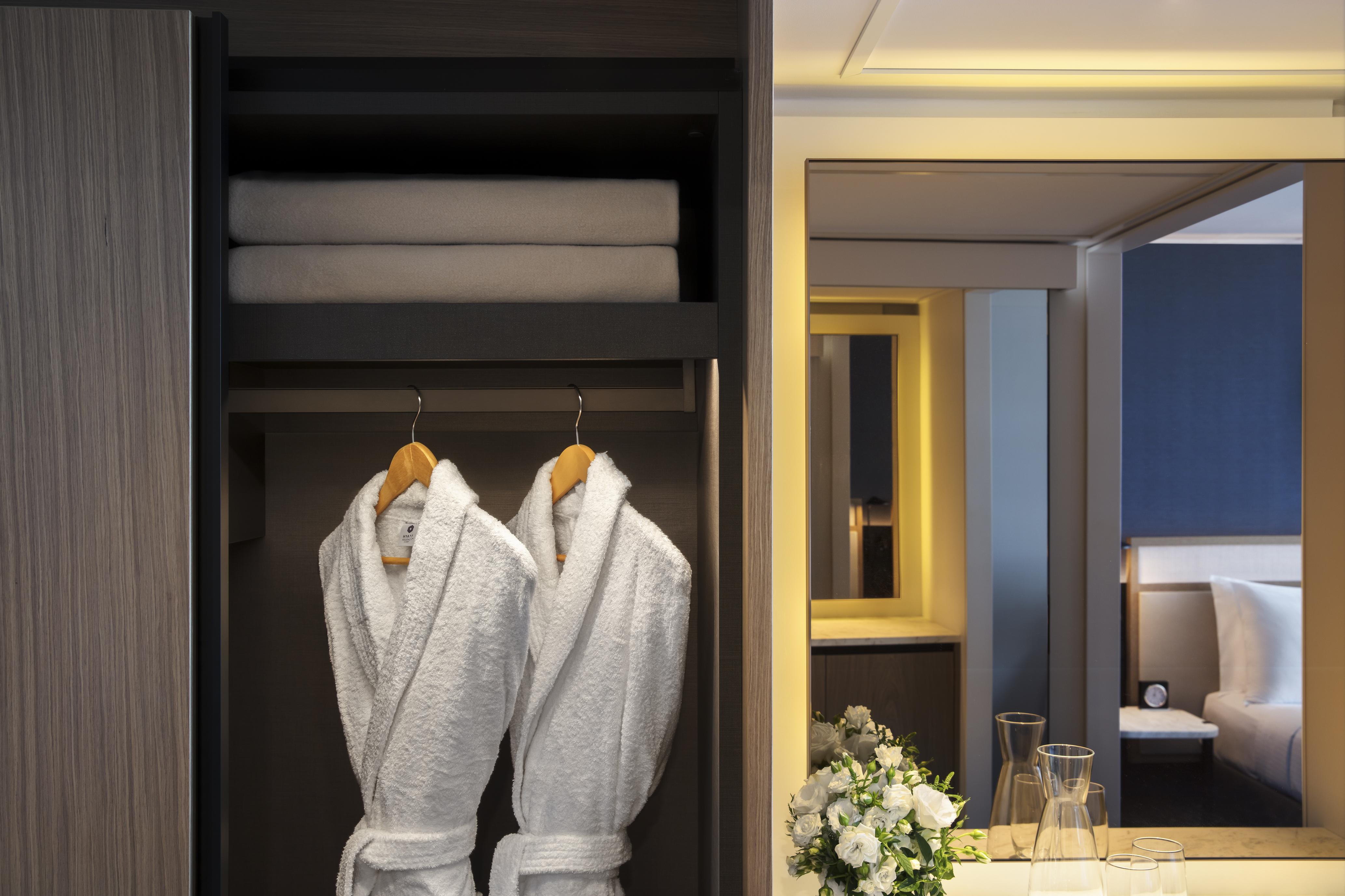 Hotel Hyatt Regency Sydney Esterno foto A closet with robes
