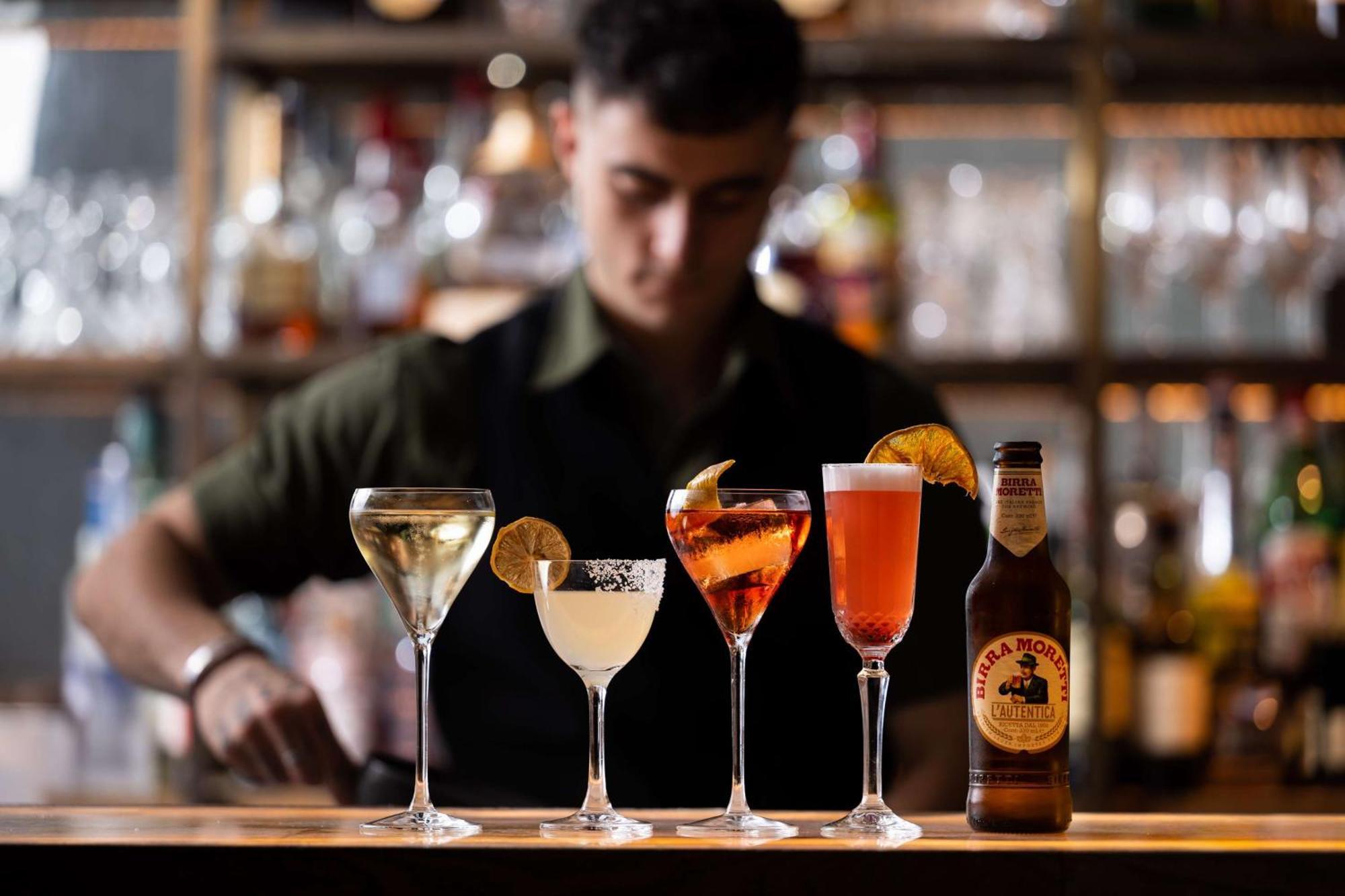 Hotel Hyatt Regency Sydney Esterno foto A bartender at work